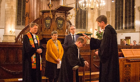 Ds. Batenburg ontvangt zegen voor het vervullen van zijn taak als preses synode